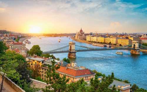 Autobus panoramico davanti al Parlamento di Budapest