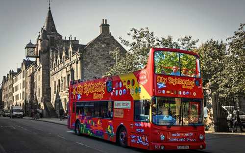 Autobus panoramico davanti al Castello di Edimburgo
