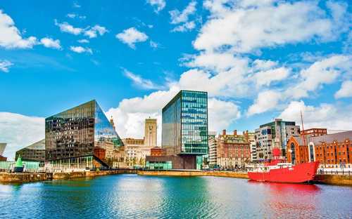 Autobus panoramico nella zona del porto di Liverpool