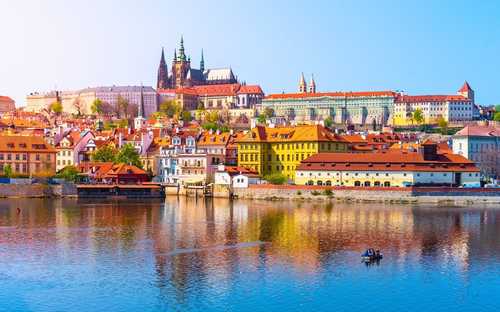 Autobus panoramico davanti al Castello di Praga