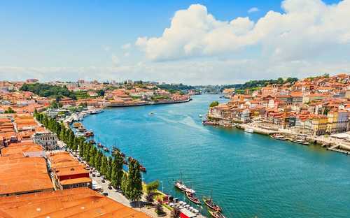 Autobus panoramico nel quartiere della Ribeira a Porto