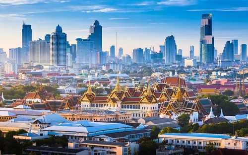 Autobus panoramico davanti al Grande Palazzo Reale a Bangkok