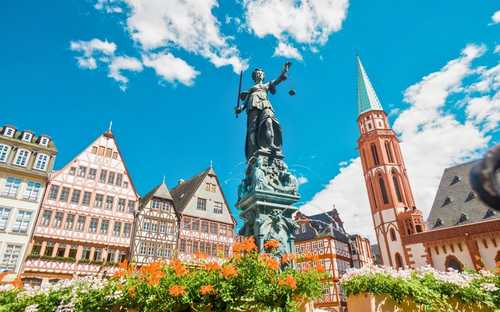 Autobus panoramico in piazza Römerberg a Francoforte