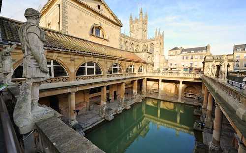 Autobus panoramico davanti alle Terme Romane a Bath