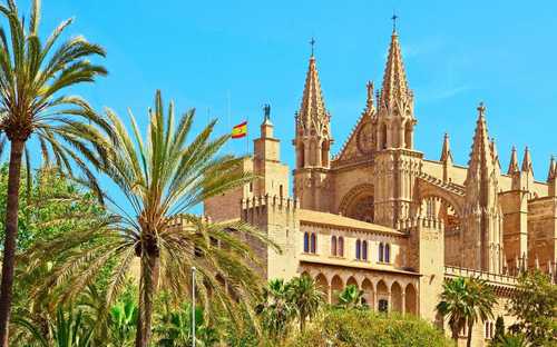 Autobus panoramico davanti alla Cattedrale a Palma
