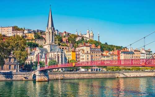 Autobus panoramico presso la Basilica di Fourvière a Lione